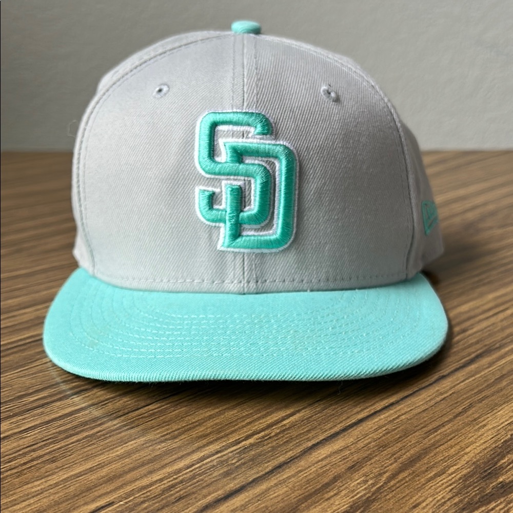 Gray and Teal Cap with SD Logo
New Era 59Fifty fitted size 7 3/8 hat. Worn once